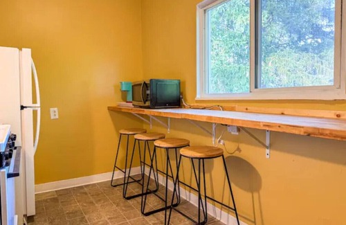 Mount Oliver House | 4 Apartments! 7 Bedrooms w/23 Beds & Parking WIFI
