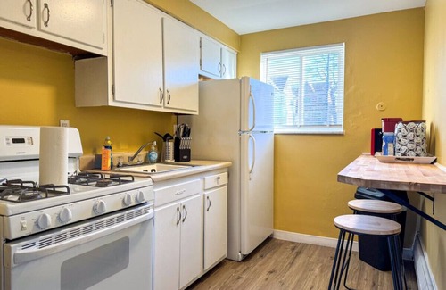 Mount Oliver Apartment | 4 Apartments w/4 Bedrooms & Parking + WIFI