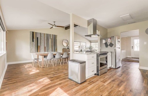 Northwest Dallas House | 4-BD/3-BA Chic Timeless Elegance - 15 Mins to DT