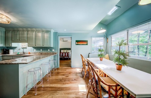Blue Ridge House | 4 BD 3 BA lake house with dock, porch, kayaks, hot tub, Wifi, foosball & AC