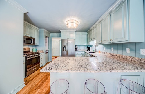 Blue Ridge House | 4 BD 3 BA lake house with dock, porch, kayaks, hot tub, Wifi, foosball & AC