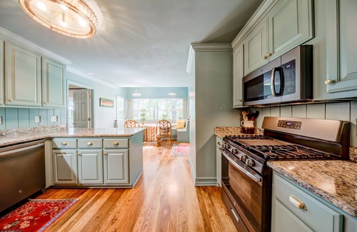 Blue Ridge House | 4 BD 3 BA lake house with dock, porch, kayaks, hot tub, Wifi, foosball & AC