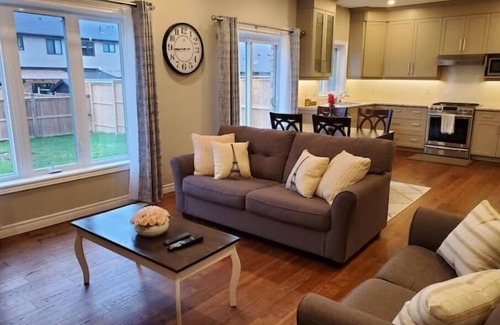 Stratford House | 4 BD Family Retreat