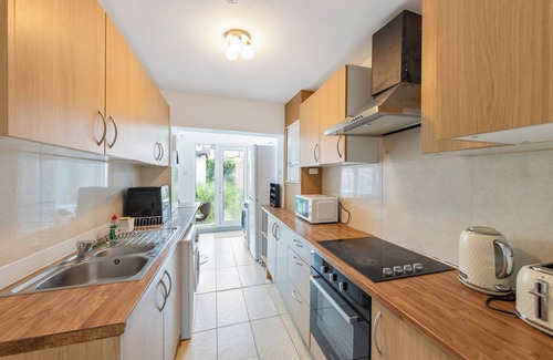 Gillingham House | 4 Bd House, Sleeps 8 with Garden-Tv-Internet