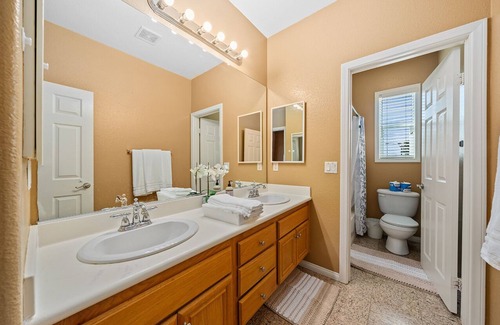 Fullerton House | 4 bd house with backyard near Disneyland