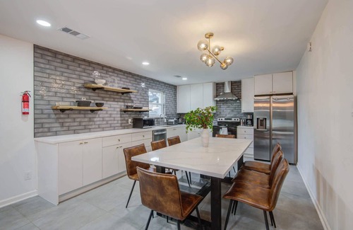 Woodlake - Briar Meadow House | 4-BD Mid-Modern Century with Firepit & Playground