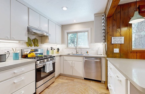 Cedar Glen House | 4 BD, Mountain View W/Grill, Fire Pit, A/C & Projector