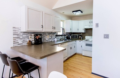 East Stroudsburg House | 4 BD Stylish Cottage W Private Pool & hot-tub by RedAwning