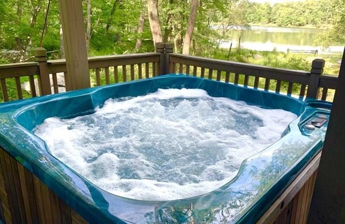 East Stroudsburg House | 4 BD Stylish Cottage W Private Pool & hot-tub by RedAwning