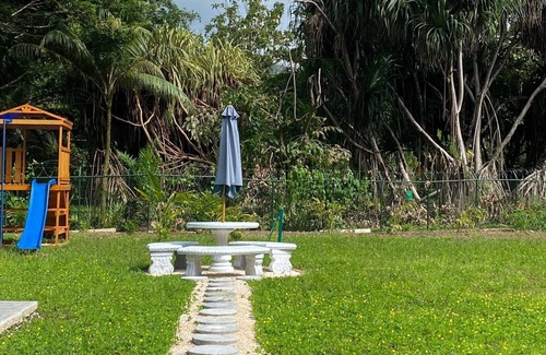 Matapalo House | 4 Bdm Family Home near Sandy Beach. A/C Private Pool & big yard. Pet friendly.