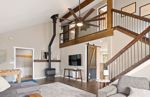 Summit Cove House | 4 BDR Getaway Near Golf Course w/ Mountain Views!