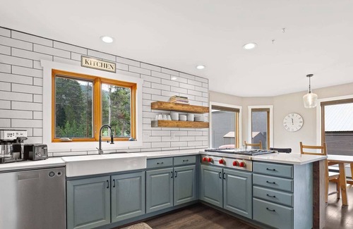 Summit Cove House | 4 BDR Getaway Near Golf Course w/ Mountain Views!