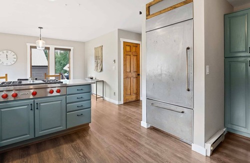 Summit Cove House | 4 BDR Getaway Near Golf Course w/ Mountain Views!