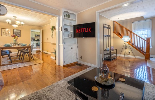 Fort Erie Cottage | 4 BDR Home☆Hot Tub☆Fire Pit☆BBQ☆Walk To River