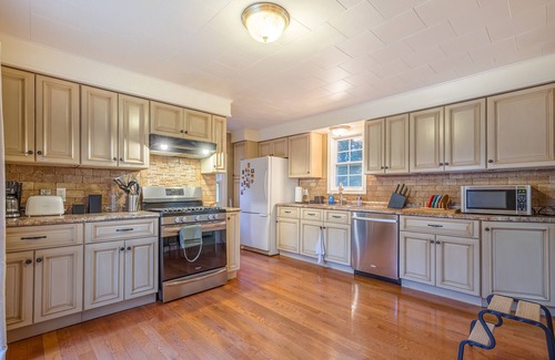 Fort Erie Cottage | 4 BDR Home☆Hot Tub☆Fire Pit☆BBQ☆Walk To River
