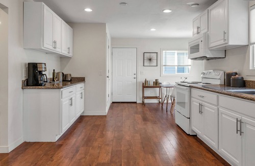 North Tabor House | 4 BDR Pet-Friendly Long Term Stays Welcome Fenced Yard