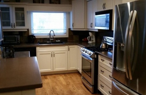 Port Stanley Cottage | 4+BDR Riverfront Retreat with Private Pool and Yard