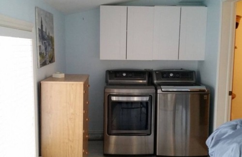 Port Stanley Cottage | 4+BDR Riverfront Retreat with Private Pool and Yard