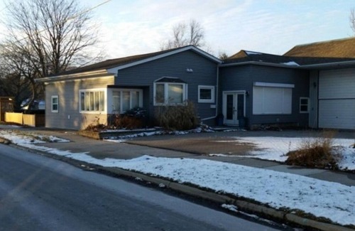Port Stanley Cottage | 4+BDR Riverfront Retreat with Private Pool and Yard