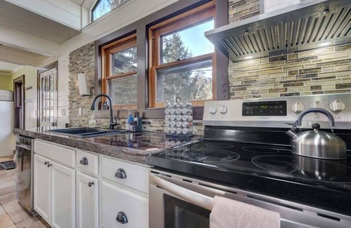 Cascade-Chipita Park Cabin | 4 Bdrm, Amazing Veiws, Minutes from North Pole
