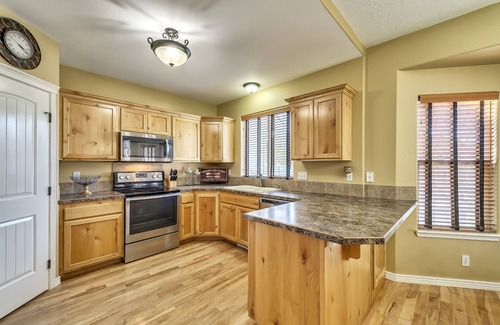Meridian House | 4 Bdrm Close To Everything!