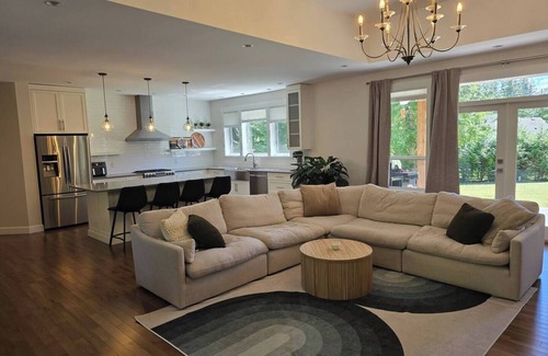 Powell River House | 4 bdrm home in family friendly neighbourhood