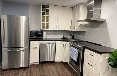 Mississauga House | 4-bdrm, king & bunkbed, park behind, trails nearbyn