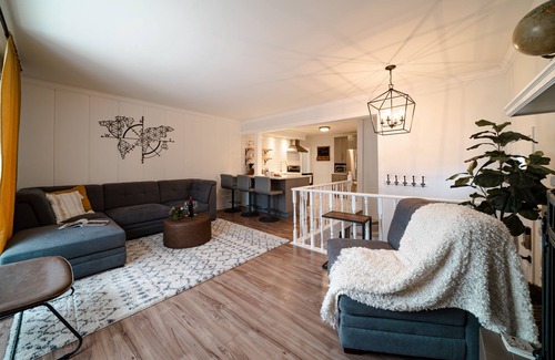 Tuxedo House | 4 Bdrm River Heights Farmhouse w/2 King Beds!