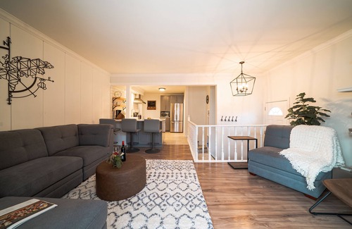 Tuxedo House | 4 Bdrm River Heights Farmhouse w/2 King Beds!