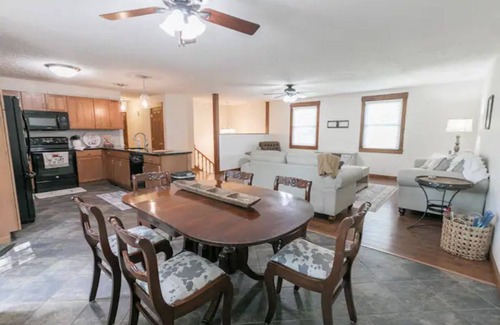 Bon Aqua Cottage | 4-bdrm southern Farmhouse, 30 mins from Franklin w/barn and acres of farmland!