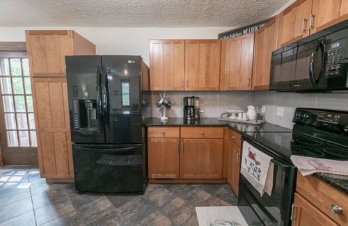 Bon Aqua Cottage | 4-bdrm southern Farmhouse, 30 mins from Franklin w/barn and acres of farmland!