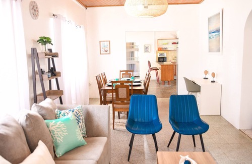 Scarborough Cottage | 4 bdrm Vacation home. Games & Toys. Full Kitchen. WiFi. Netflix. A/C.