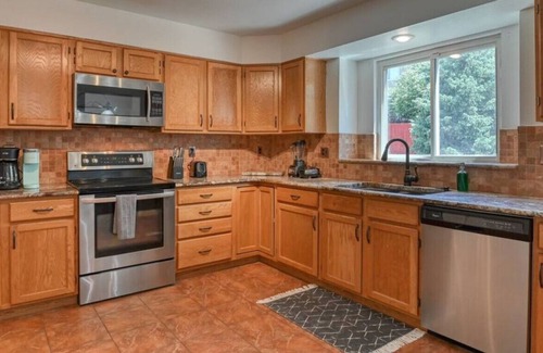 Colorado Springs House | 4 Bdrms, fenced back yard, Pool Table & Mtn Views