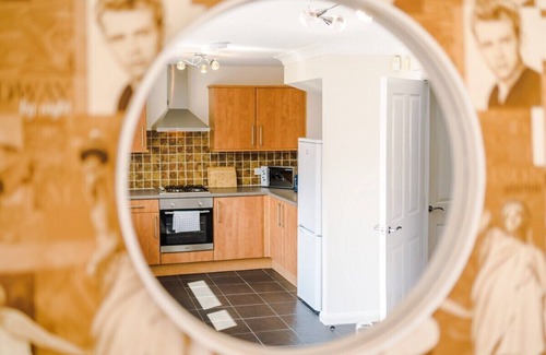 Liverpool House | 4 Bed+2.5 Bath|Contractors + Groups| Free Parking!