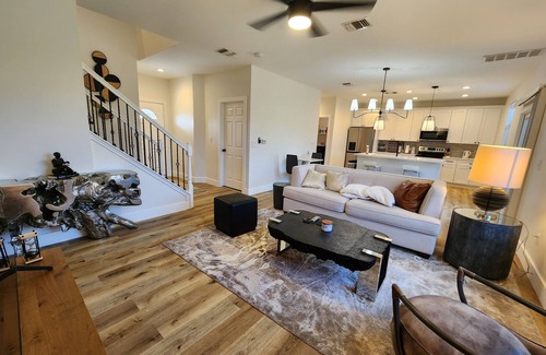 Stony Ridge North House | 4 Bed, 2.5 bath House 9mins from Airport