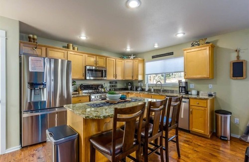Boyd Acres House | 4 Bed/2.5 Bath, Pet Friendly, Hot Tub, Bend Oregon