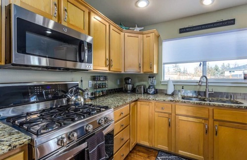 Boyd Acres House | 4 Bed/2.5 Bath, Pet Friendly, Hot Tub, Bend Oregon