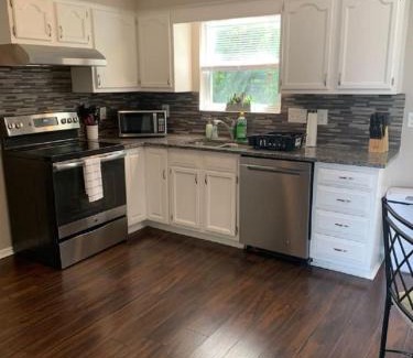 Otterbien Home House | 4 Bed 2.5 Bath Sleeps 10- King of Karincrest