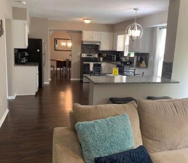 Otterbien Home House | 4 Bed 2.5 Bath Sleeps 10- King of Karincrest