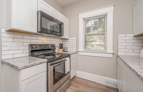 Wichita House | 4 Bed 2 Bath Home by College Hill and Hospitals