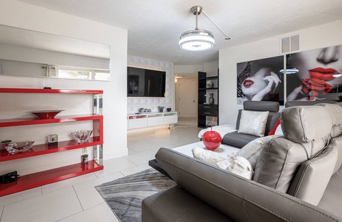 Cutler Bay Apartment | 4 BED & 2 BATH Lakefront Duplex w/ Pool in between Downtown Miami & Florida Keys