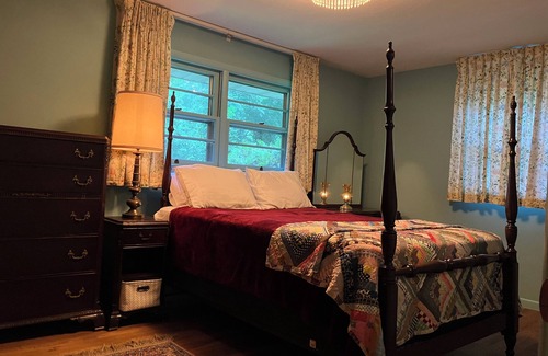 Williamsport House | 4 bed 2 bath Mid century modern in Vallamont, 10 mins from Lamade Stadium.