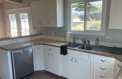 Helena House | 4 bed, 2 bath Mid-Century Getaway