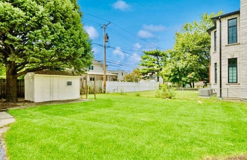 Elmhurst House | 4-Bed 2-Bath Ranch Home – No Stairs Easy Living