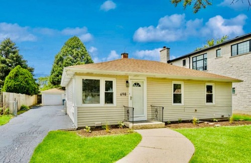 Elmhurst House | 4-Bed 2-Bath Ranch Home – No Stairs Easy Living