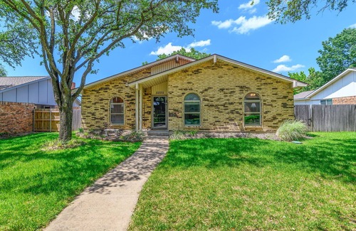 The Colony House | 4 Bed, 2 Bath with Tons of Amenities!