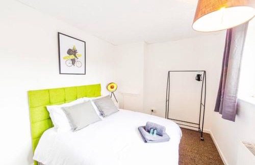 Ipswich House | 4 Bed - 2 Baths 1 Walk In Shower Lots Of Parking