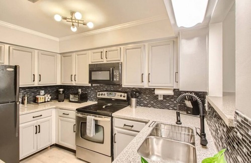 North Capitol Apartment | 4 Bed, 2 Bedroom + POOL - Walk to Downtown & Germantown