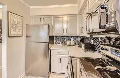 North Capitol Apartment | 4 Bed, 2 Bedroom + POOL - Walk to Downtown & Germantown