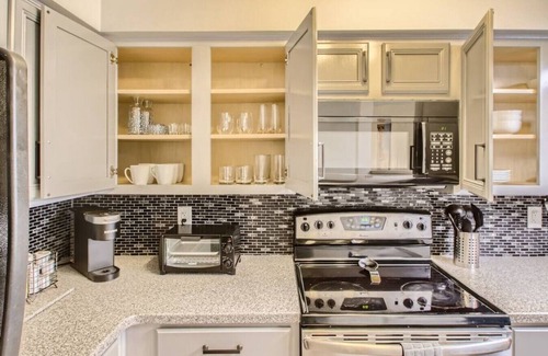 North Capitol Apartment | 4 Bed, 2 Bedroom + POOL - Walk to Downtown & Germantown